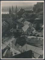 cca 1940 Rálátás Esztergom belvárosára, jelzés nélküli vintage fotó dr. Sevcsik Jenő (1899-1996) hagyatékából, sarkán törésnyommal, 24x18 cm