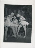 cca 1950 Balettáncosok fellépés előtt, jelzetlen fotó Kotnyek Antal (1921-1990) fotóriporter hagyatékából, 23x17 cm