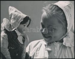 cca 1937 Osoha László: Dolls, pecséttel jelzett, feliratozott vintage fotóművészeti alkotás, 17x21,5 cm