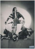 cca 1935 Leichtner Erzsébet vintage fotója Szentpál Olga tánccsoportjának tagjairól, matricával jelzett, 22,5x16,5 cm