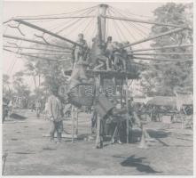 cca 1930 Emberi erővel hajtott körhinta egy sátoros kirakodó vásárban, korabeli negatívról készült későbbi nagyítás, 14x15 cm