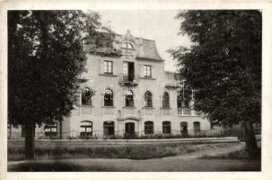 Gödöllő, Járási egészségház; Krummer photo, Storcz B. Mátyás dohánynagyárus kiadása (EK)