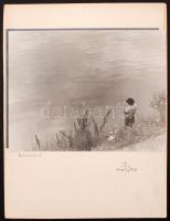 cca 1930 Makkos Hetyey Pál: Horgász, feliratozott vintage fotóművészeti alkotás, 23x30 cm, karton 42...
