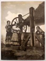 cca 1930 Kerny István (1879-1963): Mezőkövesdi leányok, pecséttel jelzett vintage fotóművészeti alkotás, 35x26 cm