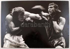 cca 1975 Ökölvívók, kasírozva, 28x38 cm