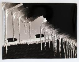 cca 1960 Medgyesi László kecskeméti fotóművész Téli tetők című, feliratozott vintage fotóművészeti alkotása, sarkain törésnyomokkal, 29x39 cm