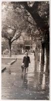cca 1960 Krisch Béla: Eső után (Kecskemét belvárosában), kiállítási emlékjeggyel ellátott, pecséttel jelzett vintage fotóművészeti alkotás, kasírozva, 40x20 cm