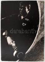 cca 1960 Darkó István: Köszörűs, pecséttel jelzett vintage fotóművészeti alkotás, 39x29 cm