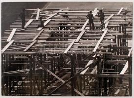 cca 1970 Zsigri Oszkár: Építkezés, aláírt, feliratozott vintage fotóművészeti alkotás, kasírozva, 29x40 cm