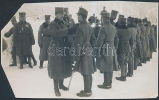 cca 1910-15 IV. Károly a fronton kitüntet, korabeli fotó. Két sarka vágott, 10x17cm