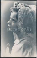 cca 1920-1930 Elsőáldozó kislány, Szendzik fotó, hidegpecséttel jelzett, 13x9 cm