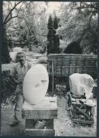 1967 Borsos Miklós(1906-1990) magyar szobrászművész, grafikus munka közben, 18x13 cm