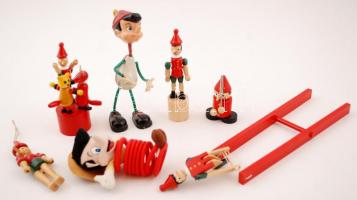 Nagy Pinocchio bábú tétel, nagyrészt fa, de műanyag és  szövet is,különböző méretben és minőségben,  7db