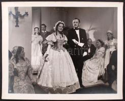 cca 1940 Szörényi Éva és Ajtay Andor a Semmelweis című film egyik jelenetében, jelzetlen filmfotó, 24x30 cm