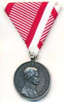 1917. "Ezüst Vitézségi Érem II. osztálya" Ag kitüntetés peremen "A" jelzéssel, mellszalag nélkül. Szign.: Kautsch T:2,2- Hungary 1917. "Silver Gallantry Medal, IInd Class" Ag decoration, "A" hallmark on the edge, with modern ribbon. Sign.: Kautsch C:XF,VF NMK 306.