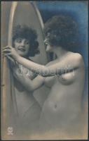 Tükörnél, francia erotikus fotólap, P.C. Paris jelzéssel, 9x14 cm / Vintage erotic photocard, P.C. Paris, 9x14 cm