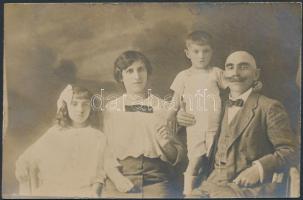 cca 1910-1920 Családi idill, műtermi kép, fotólap, 9x14 cm