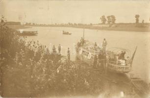 Az Ella gőzhajó (egy ideig Bary Béla tulajdona) Tiszaroff partjánál / Hungarian steamship, photo