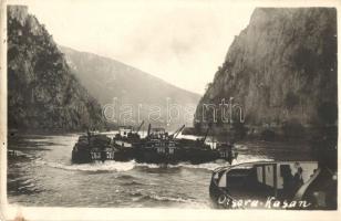 MFTR uszályhajók a Kazán-szorosban / Hungarian barges passing the Kazan gorge, photo