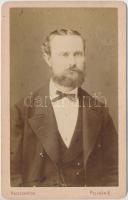 cca 1870  Sánta Sándor ábrázoló keményhátú kabinetfotó Pelikán kecskeméti műterméből. Ritka verzó.  10x6cm