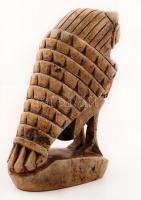 Kőből faragott sólyom figura, kisebb repedéssel, m:16 cm