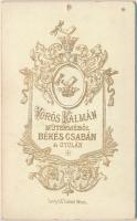 cca 1880 Női portré, keményhátú kabinetfotó Vörös Kámán békéscsabai és Gyulai fényképészetéből, verz...