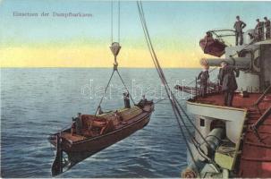 Einsetzen der Dampfbarkasse / K.u.K. navy, barge of a battleship