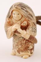 20. század. Necuke, forgatható két arccal, faragott, festett csontfigura, alján jelzett / m:4,5 cm 20th century. Netsuke carved bone figure with colored decoration, marked on bottom, 4,5cm