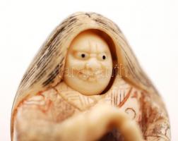 20. század. Necuke, forgatható két arccal, faragott, festett csontfigura, alján jelzett / m:4,5 cm
...