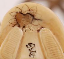 20. század. Necuke, forgatható két arccal, faragott, festett csontfigura, alján jelzett / m:4,5 cm
...