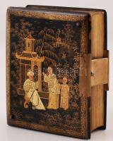 Japán lakk doboz melyet fényképtartóvá alakítottak, réz verettel, közepes állapotban, 16×13 cm