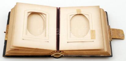 Japán lakk doboz melyet fényképtartóvá alakítottak, réz verettel, közepes állapotban, 16×13 cm