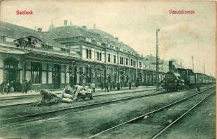 Szolnok, vasútállomás, gőzmozdony; kiadja Fuchs és társa (r)