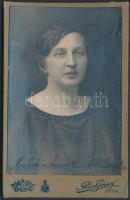 cca 1910-1915 Hölgy portréja, keményhűtú fotó Glück József győri műterméből, feliratozva, 10x7 cm