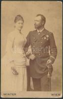 cca 1880 Ifjú pár műtermi portréja Winter bécsi műterméből, keményhátú fotó, 17x11 cm