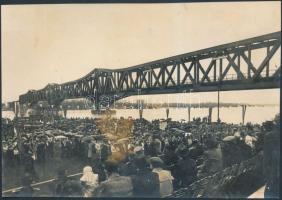 1950 A bajai Duna híd átadó ünnepsége, hátoldalon feliratozva, 11,5x16,5 cm