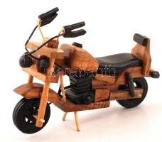 Fából készül motormakett, műanyag alkatrészekkel, m: 9,5 cm