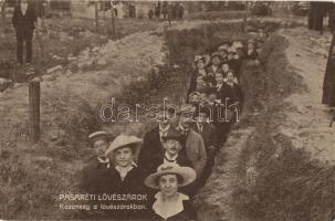 Budapest II. Pasaréti lövészárok, közönség a lövészárokban