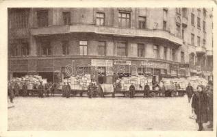 Budapest VII. Országos Gyermekvédő Liga központi irodája, Külföldi szeretetadományokkal telt, lerakodásra való társzekerek, Spangenberg Lajos kalapos üzlete, Thomson villanyszerelő (Wesselényi utca sarok)