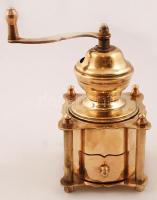 Régi réz kávédaráló alján címerrel, jó állapotban, m:19 cm