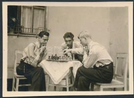 cca 1940 Sakkozók, régi fotó, 5,5x8cm