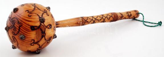 Pirogravált fa díszbuzogány, fém rátétekkel, akasztóval, h: 47 cm