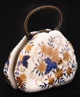 Retikül formájú Limoges porcelán ékszertartó dobozka fém szerelékekkel, kézzel festett, jelzett, apró kopásnyomokkal, 8,5×8×4,5 cm