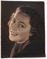 Truskovszky Dezső: L.K. úrhölgy arcképe, ezüstnagyítás, verzón feliratozva, 37x29cm