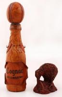 "Cognac Rep. S. Marino" feliratú, bőrborítású italosüveg, m: 23,5 cm + kiwit formázó új-zélandi szuvenír, fa, m: 7 cm