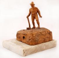 Favágó, festett fém szobor, alabástrom talapzaton, jelzés nélkül, sérült, m: 13,5 cm