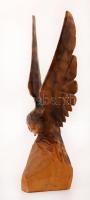 Fából faragott sasszobor, jelzés nélkül, kopásnyomokkal, m: 30,5 cm