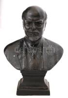 Festett Lenin büszt, műgyanta(?), jelzés nélkül, egyik sarkán kis sérüléssel, m: 16 cm