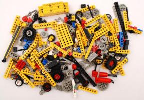 Lego elemek ömlesztve, néhány törött