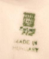 Szív alakú Zsolnay porcelán fali virágtartó, kézzel festett, jelzett, apró kopásnyomokkal, 9×9×4 cm